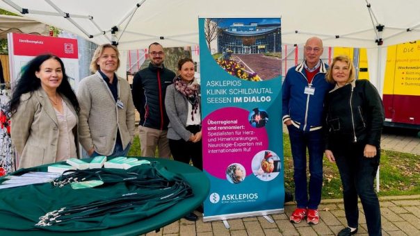 Besuch auf Wochenmarkt: Klinikleitung, Chefärzte, Pflegekräfte im Dialog mit Bürgern