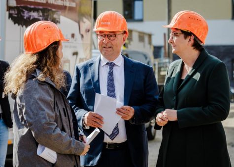 Bauministerin Klara Geywitz besucht Baustelle für seriellen Holzneubau von Vonovia in Berlin