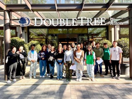 DoubleTree by Hilton Berlin Ku´damm begrüßt 18 Azubis aus elf Nationen