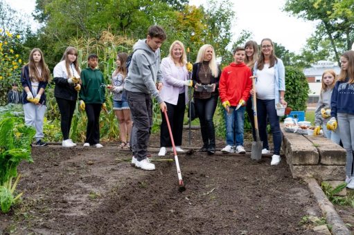 Die Carl-Zuckmayer Realschule plus und Fachoberschule in Nierstein ackert mit prominenter Unterstützung