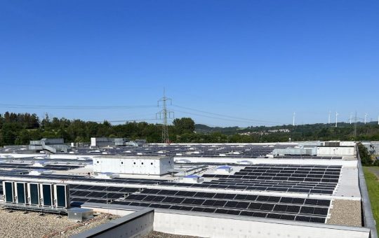 Movianto verdreifacht Kapazität für Lagerung und Handling von Betäubungsmitteln und lässt die Sonne den nötigen Strom produzieren