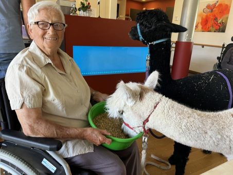 Alpakas und Kaninchen bringen Senioren zum Strahlen