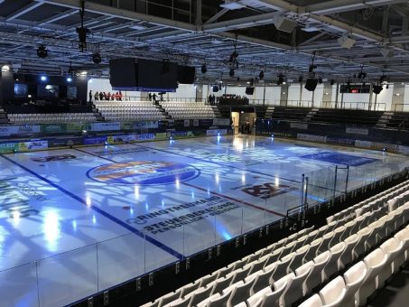 Beim großen Eröffnungs-Opening der Erdgas Schwaben Arena würdigte Kaufbeurens Oberbürgermeister HITZLER INGENIEURE für seine guten Leistungen