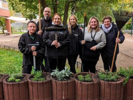 Blumen, Kräuter, Vogelhäuser und Insektenhotels – Team FORUM Steglitz macht den Garten der Kita Forstraße herbstfein