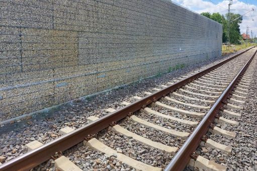 Lärmschutzwände der Bahn erden