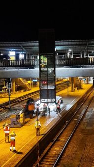 Aufzug 4 am Hauptbahnhof: 10 Tonnen schweres Aufzugschachtgerüst wurde eingehoben