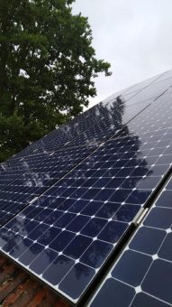 iKratos bietet Solaranlagenreinigungen an