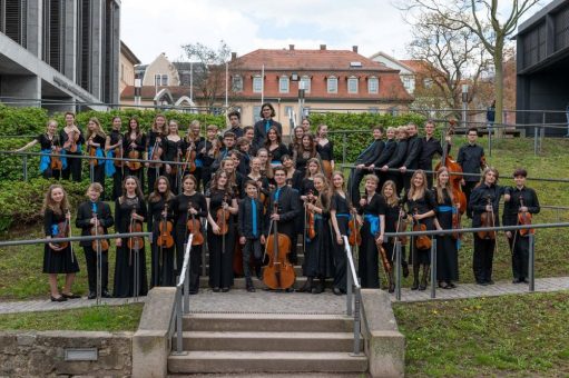 Nina Hoger und die Deutsche Streicherphilharmonie am 2. November 2023 in der Historischen Stadthalle Wuppertal