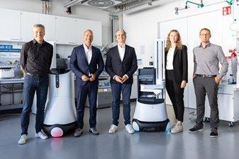 United Robotics Group und Fraunhofer IPA schließen technologische Partnerschaft und Lizenzdeal: Übertragung der Nutzungsrechte an Laborroboter KEVIN®