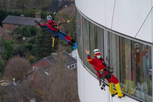 Helden-Mission in 63 Meter Höhe: Spiderman & Co nehmen Turm der Uniklinik Münster in Beschlag