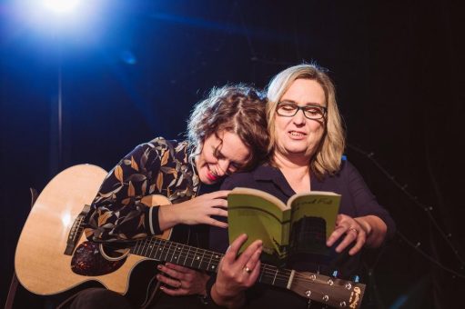 Autorin Anne Bax und Sängerin Anika Auweiler kommen mit ihrer erfolgreichen Musiklesung Lesbe ist nur ein Wort ins frauen museum wiesbaden