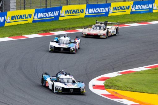 Das Team PEUGEOT TotalEnergies beim letzten Rennen der WEC 2023 in Bahrain