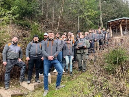 Pflanzen für die Zukunft: OBI Azubis engagieren sich für den Neuhausener Wald