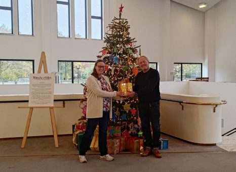 Weihnachtsbaum im Aalto-Theater erfüllt Kinderwünsche