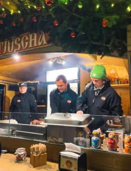 Wölfinnen und Wölfe auf dem Wolfsburger Weihnachtsmarkt