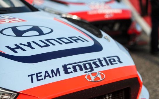 Fahrer des Hyundai Team Engstler trainieren im Rennsimulator