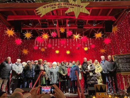 Symbolische Spendenübergabe auf dem Weihnachtsmarkt am Kölner Dom