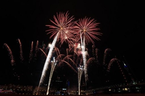 Abschlussfeuerwerk bei der „Größten Kirmes am Rhein“