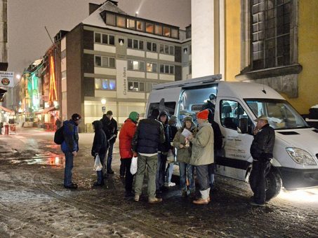 Wärme schenken mit dem gutenachtbus: Weihnachtsspende unterstützt obdachlose Menschen