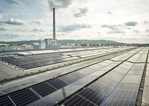 Der Weg zur Produktion mit Solar – Neue Photovoltaik Dachanlage bei Škoda Auto auf Produktion und Logistik Gebäuden installiert