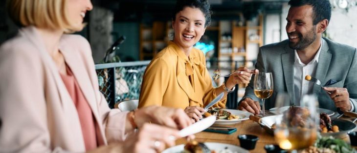 Sachbezugswerte: Wie Betriebe ihren Mitarbeitenden steuersparend Kosten für arbeitstägliche Essen und Unterkunft spendieren können