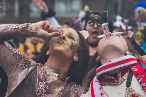 Hautkrankheiten beim Karneval – Tipps für eine hautfreundliche Feierei