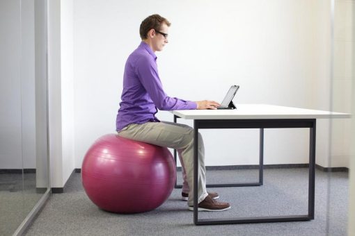 Gesünder im Büro – Rückenschmerzen vorbeugen trotz langem Sitzen