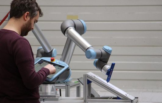 Hannover Messe 2024: Ein Cobot lernt zeichnen – dank KI-Bilderkennung