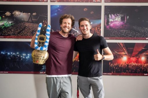 Luke Mockridge bekommt seinen vierten Sold Out Award in der bigBOX ALLGÄU verliehen