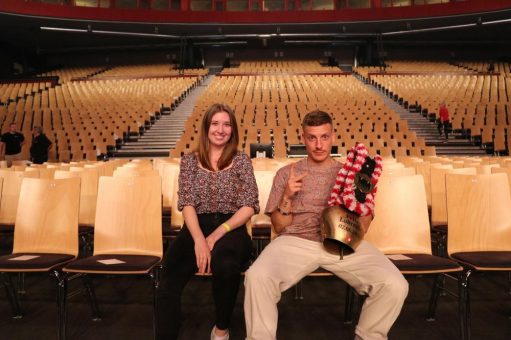 Felix Lobrecht bekommt seinen ersten Sold Out Award in der bigBOX ALLGÄU verliehen