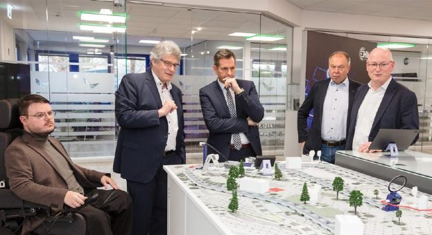 Wirtschaftsminister Olaf Lies informiert sich bei HMF über 5G-Campusnetze „engineered in Niedersachsen“