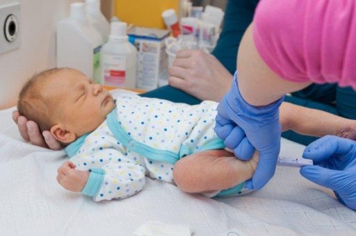 Erweitertes Neugeborenen-Screening in Heidelberg: Seit Juli vier Kinder mit angeborenem Muskelschwund und fünf Kinder mit Sichelzellkrankheit entdeckt und rechtzeitig behandelt