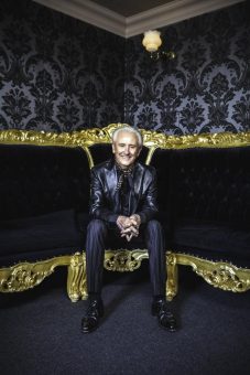 Musikikone Tony Christie macht sich für Abschiedstournee 2024 bereit