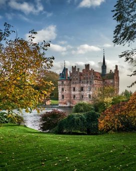 Lichtfest trifft Gartenkunst und Wasserschloss: Das LUMINIS-Festival auf Fyn