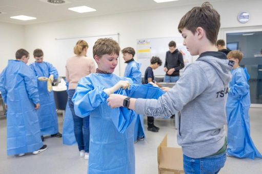 Mädchen und Jungs entdecken das Klinikum Karlsruhe