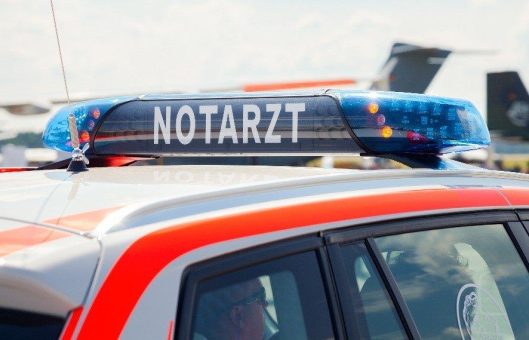 Unfall in Pflegeheim –  Junge fällt aus dem Fenster