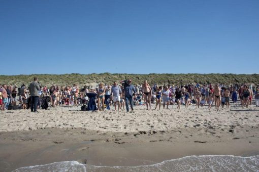 Baltrumer Anbaden wird zur ersehnten Abkühlung – bei sonnig-sommerlichen 24C° Lufttemperatur und 14C° Wassertemperatur springen rund 100 Menschen ins kühle Nass