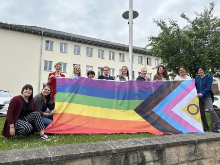 Pride-Progress-Flagge vor dem Landratsamt gehisst