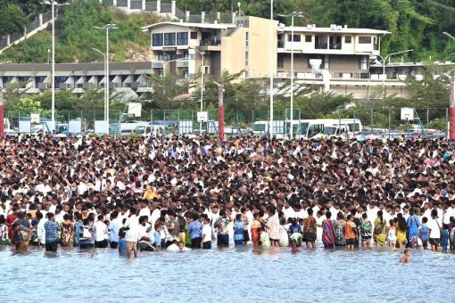 5.000 lassen sich am Strand der Hauptstadt von Papua-Neuguinea taufen