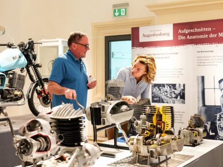 Klare Sicht auf Motorradtechnik im Schloss Augustusburg, Sachsen