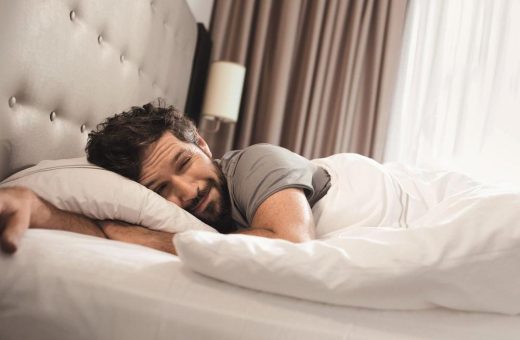 Deutsche sehnen sich nach erholsamer Nachtruhe, wollen aber weder auf Handy und Fernseher im Schlafzimmer noch auf ein üppiges Essen am Abend verzichten