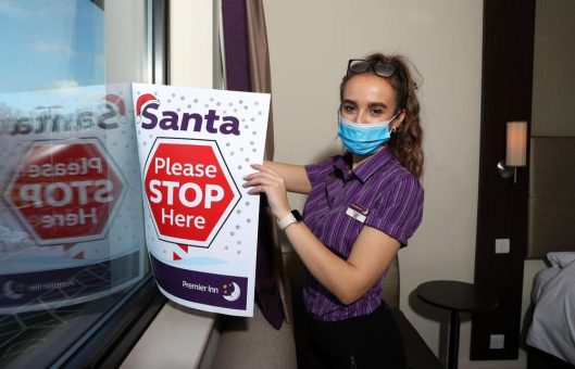 WHO bestätigt Immunität des Weihnachtsmannes gegen COVID-19 & erteilt Reiseerlaubnis – Premier Inn überreicht ihm Generalschlüssel für alle Hotels