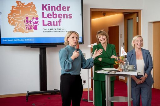 Ministerpräsidentin Anke Rehlinger übernimmt Fackel beim Kinder-Lebens-Lauf