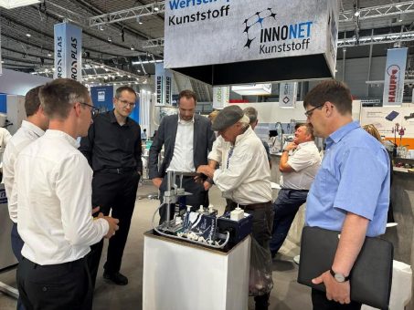 FAKUMA 23 zeigt: Die beste Investition für die Mimose der Werkstoffe: HoliMaker, die manuelle Spritzgießmaschine für Kunststoffe