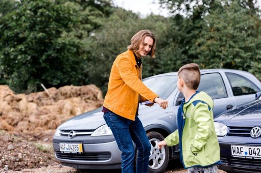 Gräfin lädt Autospender für Ahrtaler Flutopfer ins Schloß zur Ehrung und für weitere Fahrzeugübergaben