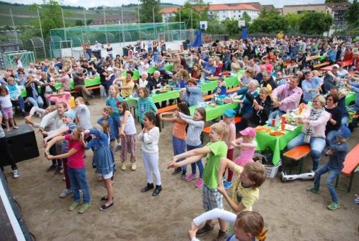 Spaß haben, gemeinsam frühstücken und Gutes tun! Unterstützen Sie die Kinder im Spieli