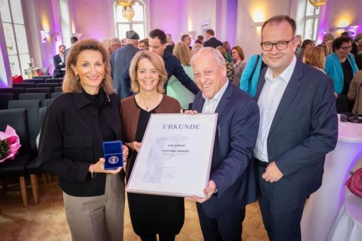 Leineweber-Medaille für besondere Netzwerkerin