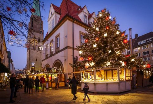 Weihnachtszauber mit Eisbahn und Pyramide