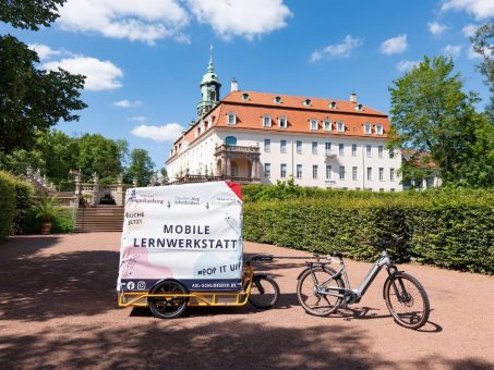 Abfahrt für die mobile Naturwerkstatt im Schlosspark Lichtenwalde