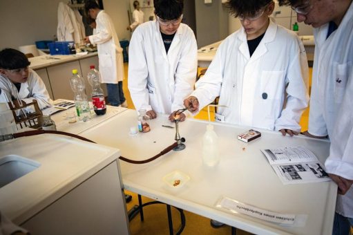 Chemie, Umwelt, Nachhaltigkeit: Lehr-Lern-Labor makeScience! begrüßt 100. Schulklasse